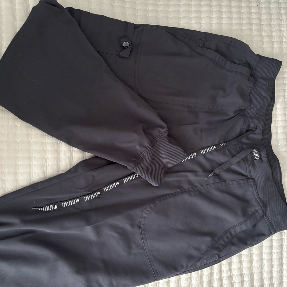 Medcouture Women’s Gray Scrub Joggers size Medium